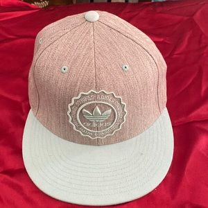Men 210 Fitted hat.